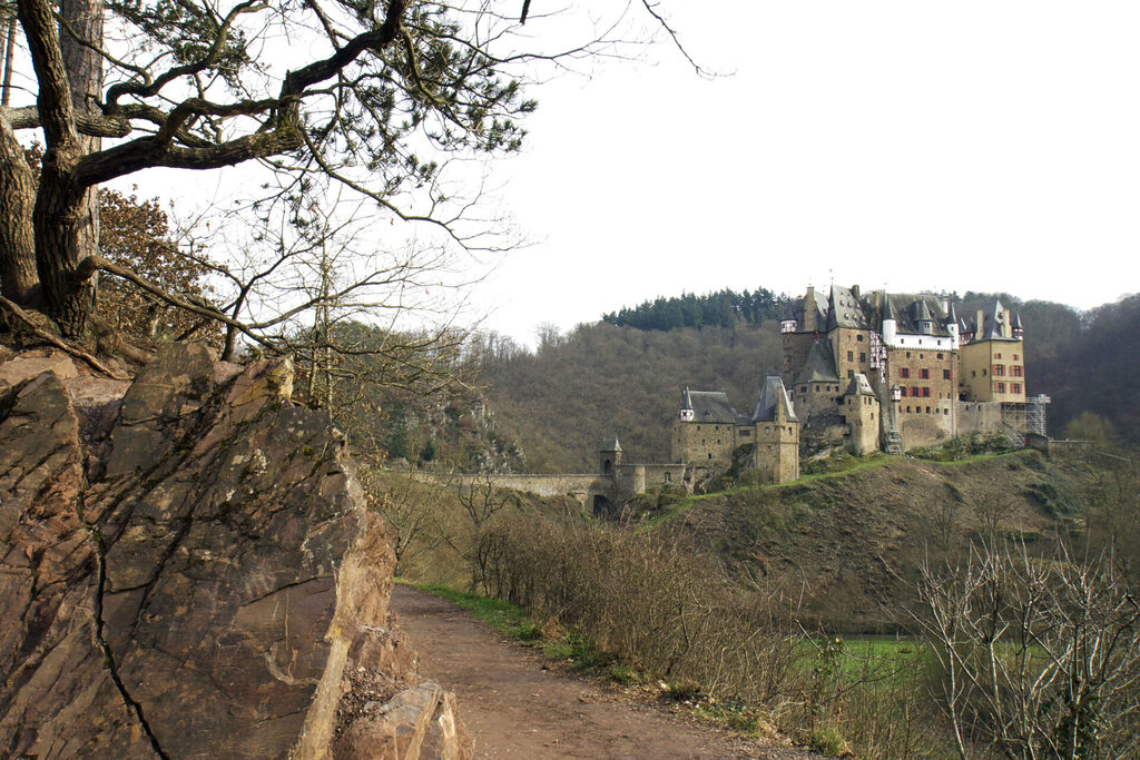 Unser erster Blick auf die Burg Eltz, die in der Eifel liegt.