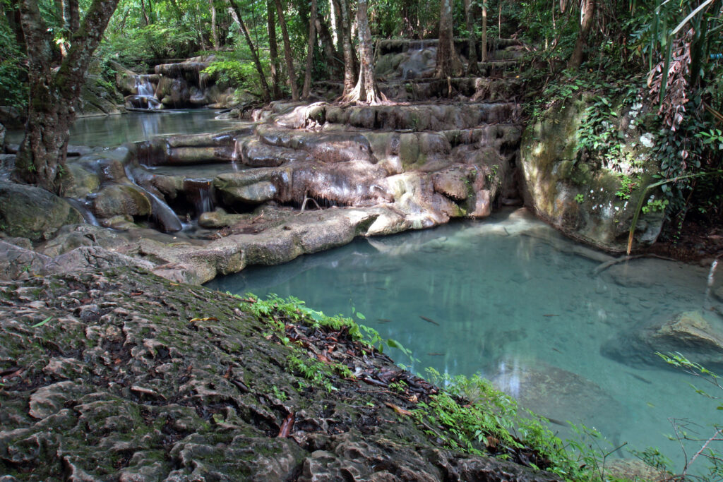 Wasserfälle im Erawan Nationalpark in Kanchanaburi in Thailand