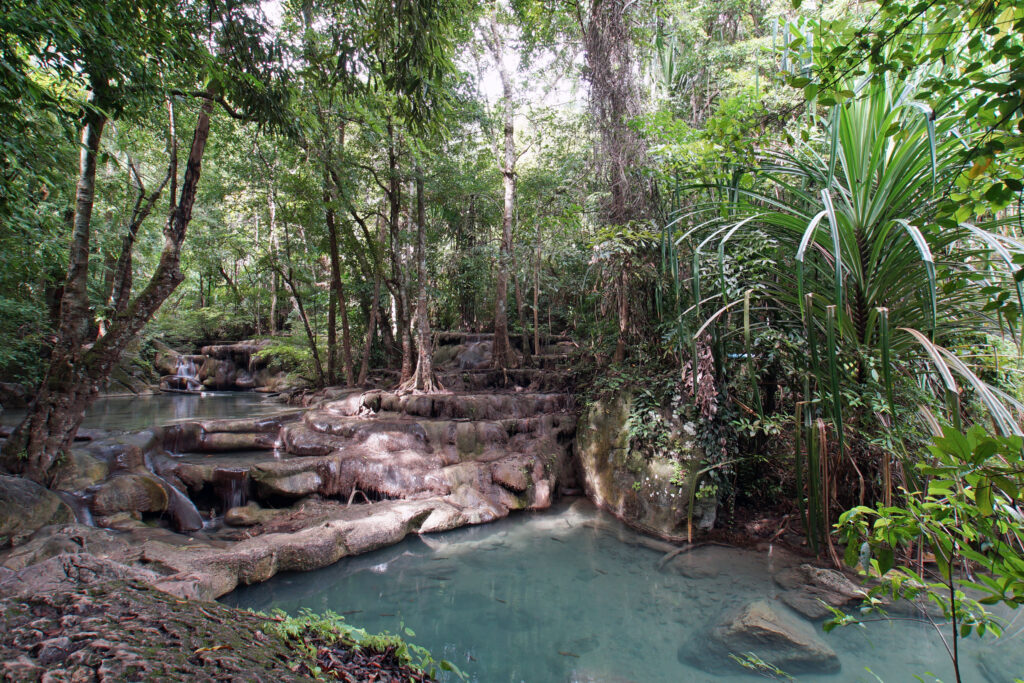 Wasserfälle im Erawan Nationalpark in Kanchanaburi in Thailand