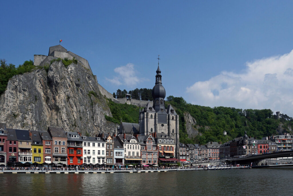 DInant in Belgien mit der beeindruckenden Kirche und Festung