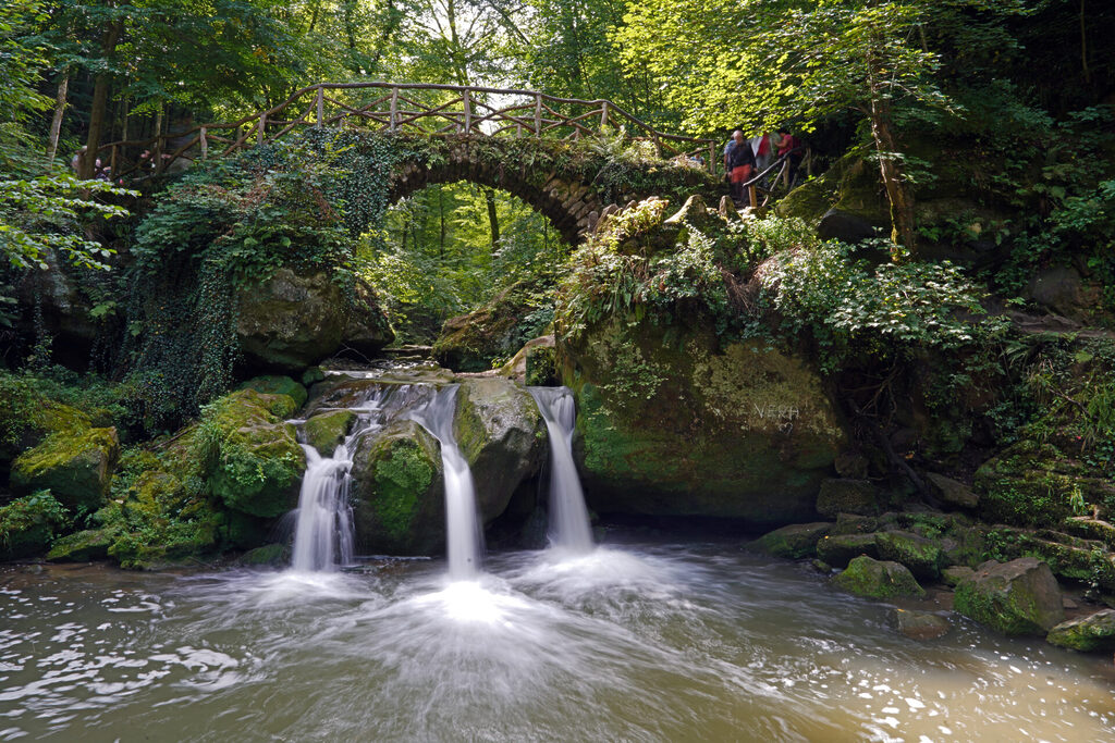 Der Schiessentümpel mit Wasserfall und Steinbrücke im Müllerthal in Luxemburg