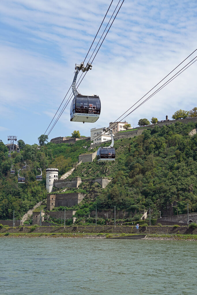 In Koblenz kann man mit der Seilbahn auf die gegenüberliegende Rhein-Seite zur Festung Ehrenbreitstein fahren