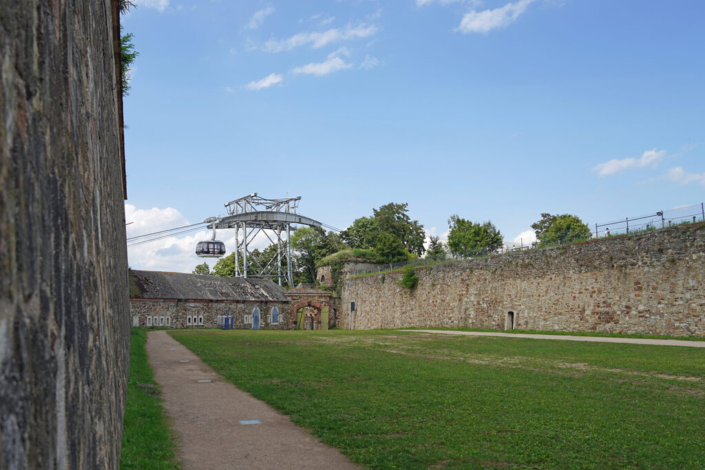 Die Festung Ehrenbreitstein bei Koblenz mit der Bergstation der Seilbahn
