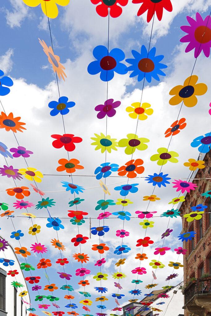 Die Fußgängerzone in Koblenz, dekoriert mit Pril-Blumen, fotografiert von Ralph Dresel