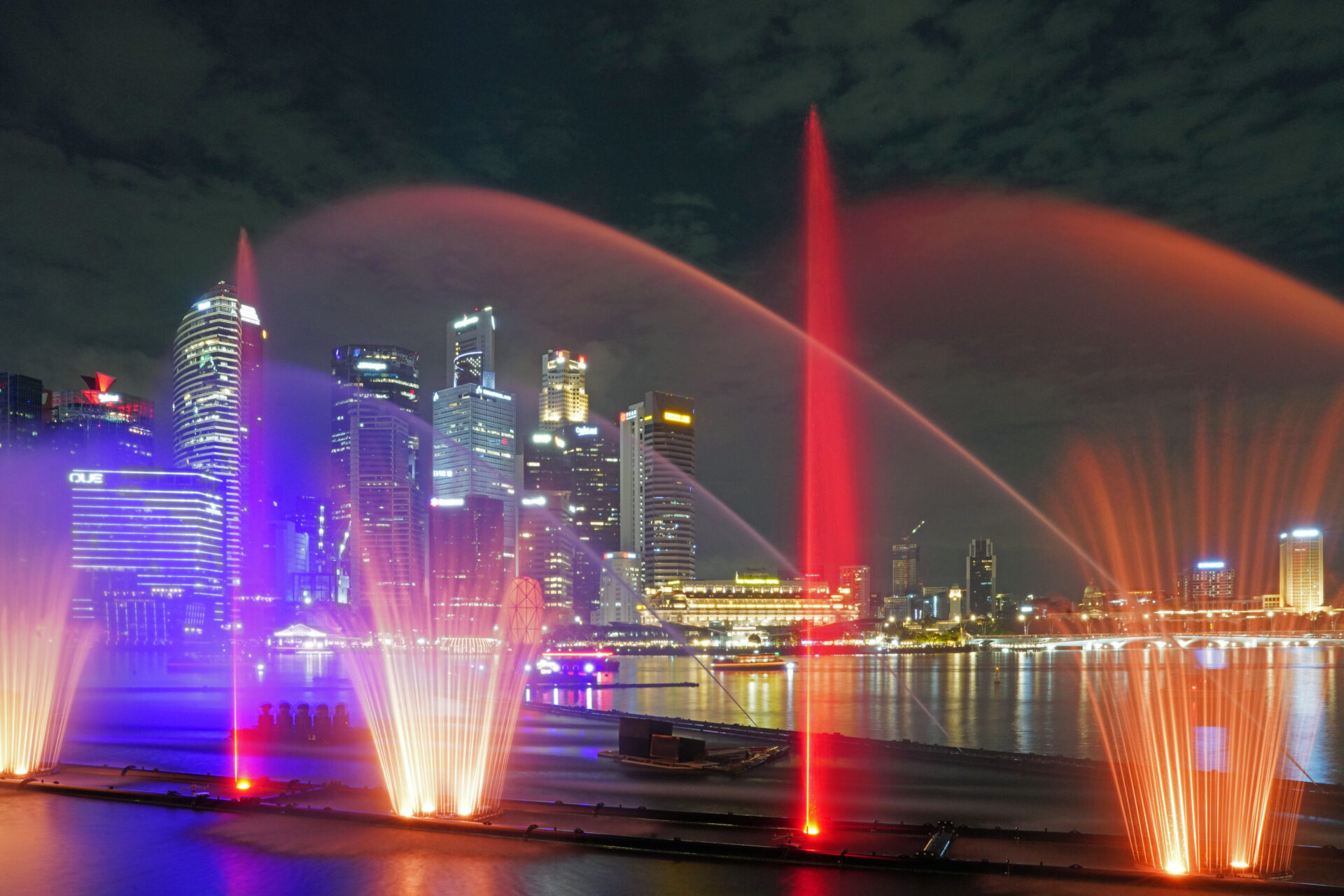 Die Licht- und Wassershow Spektra ist ein Musst-See in Singapur
