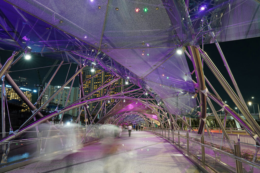 Die Helix Bridge in Singapur besteht aus einer faszinierenden Stahlkonstruktion, die der menschlichen DNA nachempfunden ist