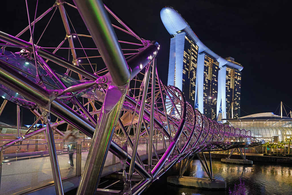 Die Helix Bridge in Singapur besteht aus einer faszinierenden Stahlkonstruktion, die der menschlichen DNA nachempfunden ist