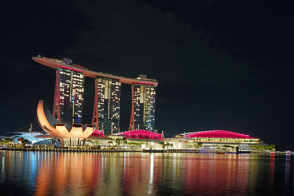 Das Marina Bay Sands in Singapur während der Licht- und Wassershow am Abend