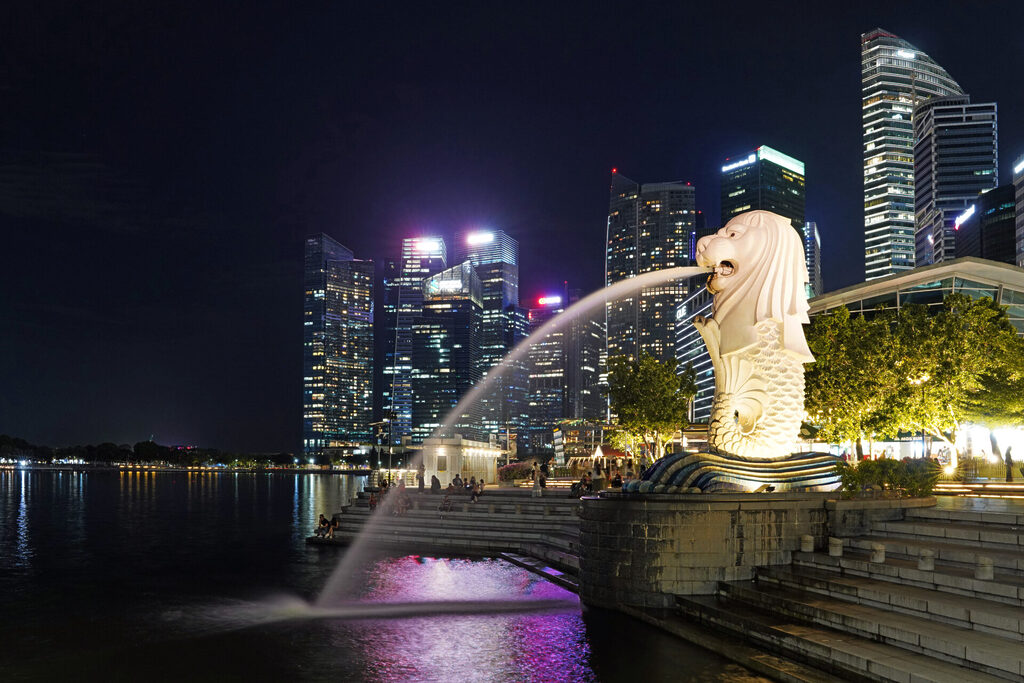 Der Merlion, eine Mischung aus Meerjungfrau und Löwe, ist das Wahrzeichen von Singapur schlechthin.