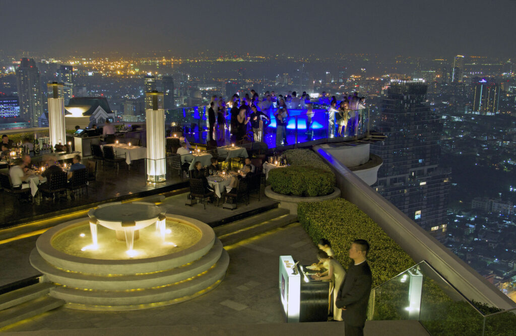 Die Sky Bar unter dem Dome des Lebua Hotels in Bangkok ist eine aus dem Film Hangover 2 bekannte Rooftop Bar