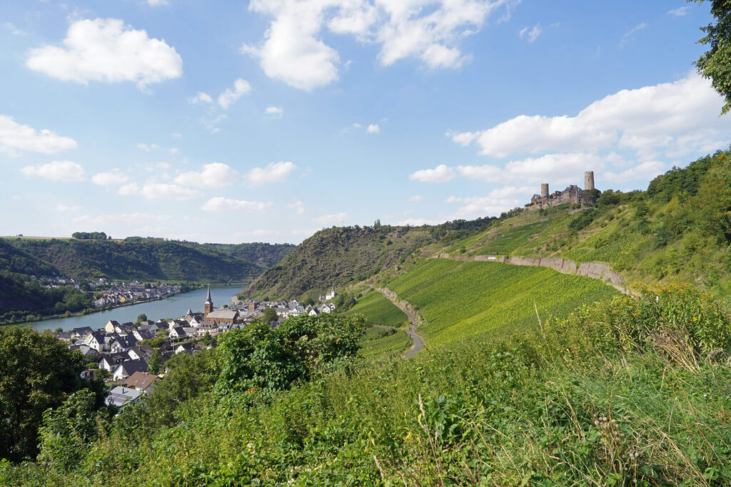 Über dem schönen Alken an der Mosel thront die Burg Thurant