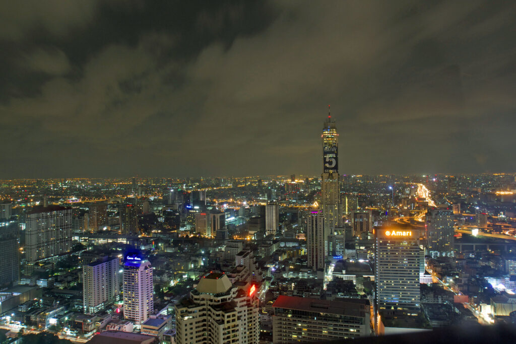 Die Red Sky Bar ist ebenfalls eine Rooftop Bar und befindet sich auf dem Dach des Centara Grand Hotels in Bangkok in Thailand