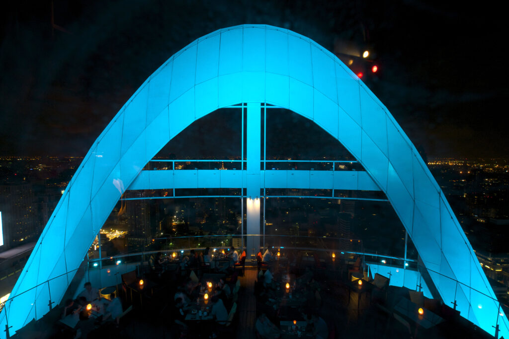 Die Red Sky Bar ist ebenfalls eine Rooftop Bar und befindet sich auf dem Dach des Centara Grand Hotels in Bangkok in Thailand