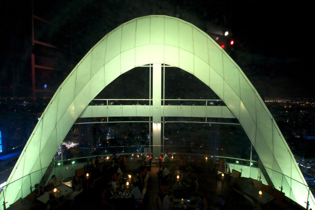 Die Red Sky Bar ist ebenfalls eine Rooftop Bar und befindet sich auf dem Dach des Centara Grand Hotels in Bangkok in Thailand