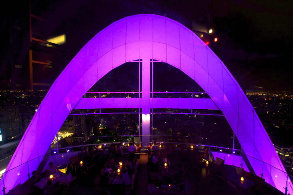 Die Red Sky Bar ist ebenfalls eine Rooftop Bar und befindet sich auf dem Dach des Centara Grand Hotels in Bangkok in Thailand