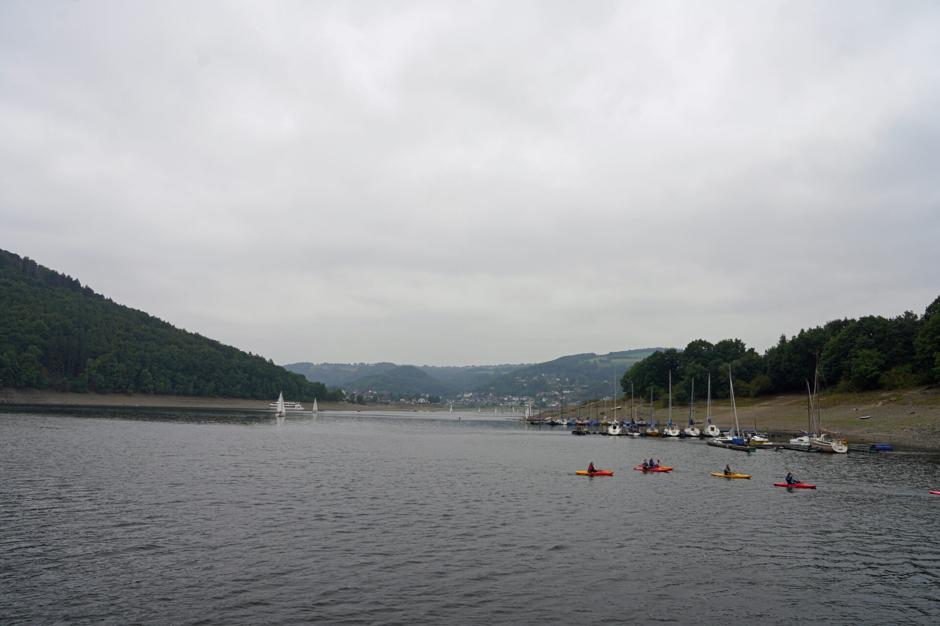 Der Rursee in der Nordeifel ist beliebt bei Schwimmern, Seglern, Kanufahrern und Kayakfahrern