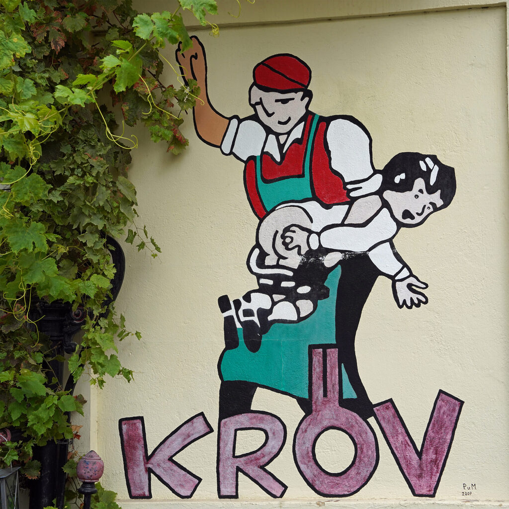 Kröver Nacktarsch heißt der Wein, der aus der Großlage um Kröv an der Mosel kommt.