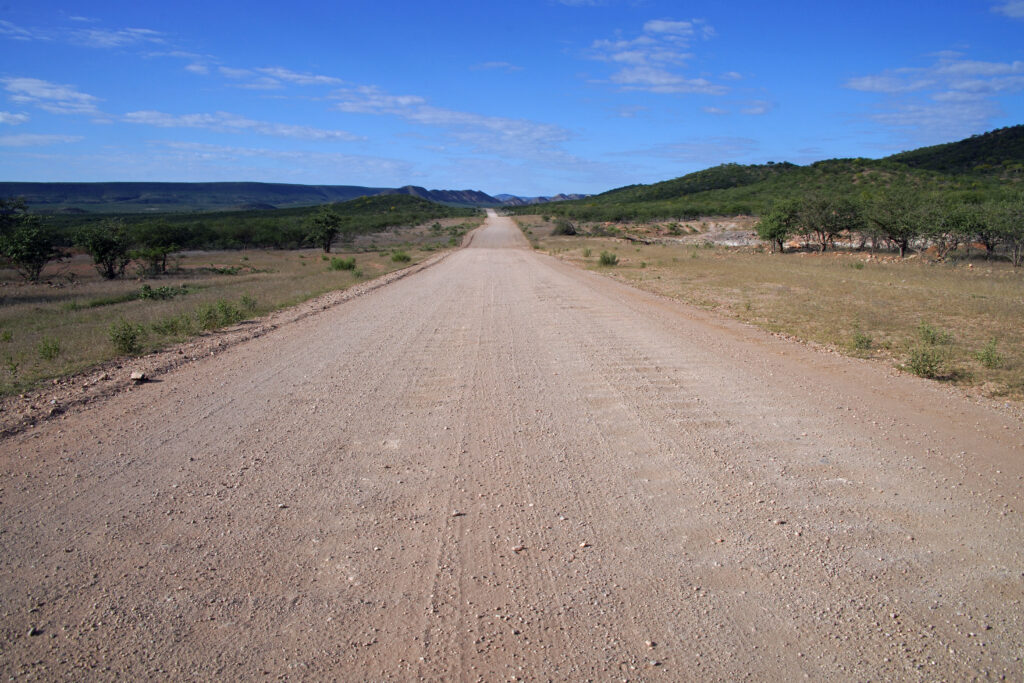Endlose und gerade Straßen durch Niemandsland in Namibia in Afrika
