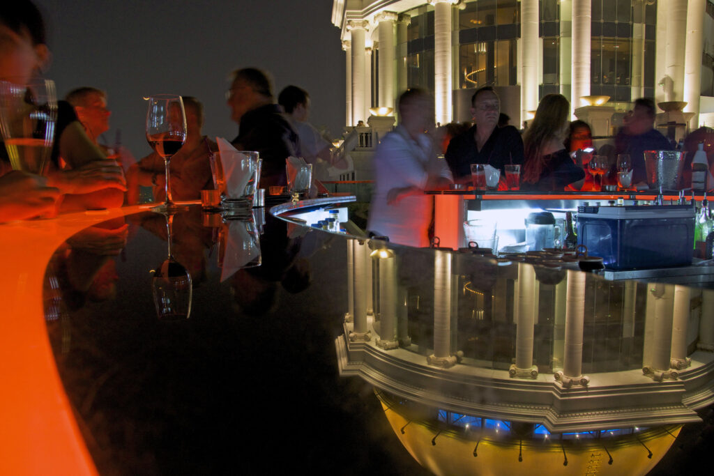 Die Sky Bar unter dem Dome des Lebua Hotels in Bangkok ist eine aus dem Film Hangover 2 bekannte Rooftop Bar