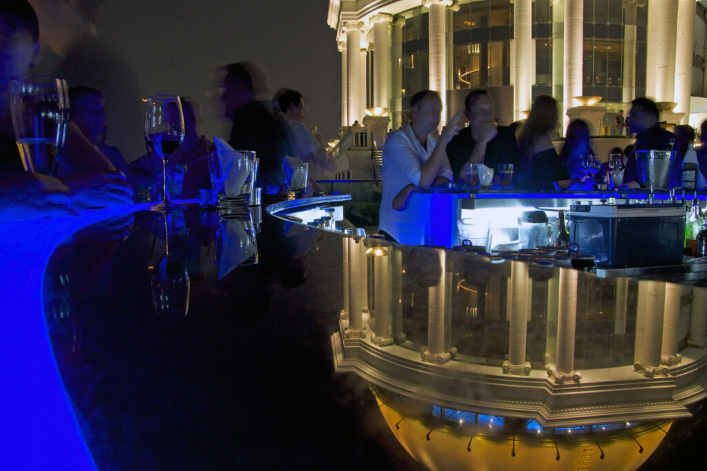 Die Sky Bar unter dem Dome des Lebua Hotels in Bangkok ist eine aus dem Film Hangover 2 bekannte Rooftop Bar