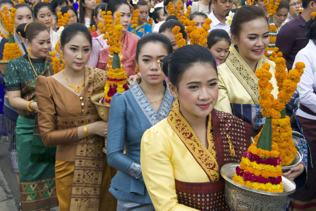 Luang Prabang in Laos - Prozession zum buddhistischen Neujahr