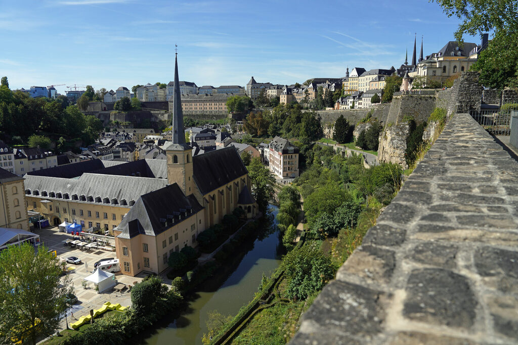 Eine spektakuläre Aussicht in Luxemburg hat man von der Corniche auf den Stadtteil Grund