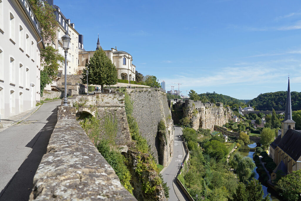 Eine spektakuläre Aussicht in Luxemburg hat man von der Corniche auf den Stadtteil Grund
