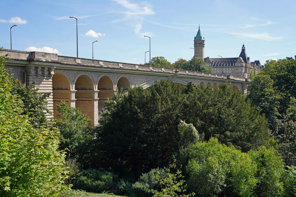 Die Adolphe-Brücke in Luxemburg (Stadt) überspannt das Petruss-Tal