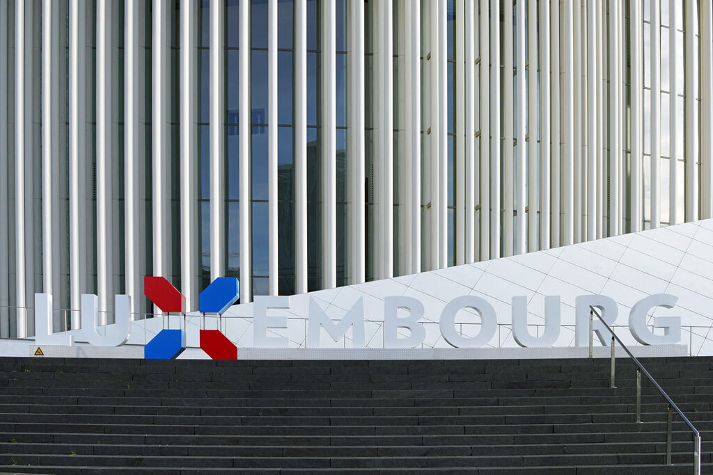 Das moderne Luxemburg auf dem Plateau Kirchberg zeigt beeindruckende und faszinierende Architektur