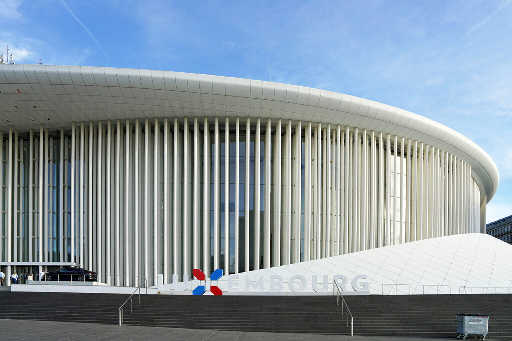 Das moderne Luxemburg auf dem Plateau Kirchberg zeigt beeindruckende und faszinierende Architektur, wie zum Beispiel die Philharmonie