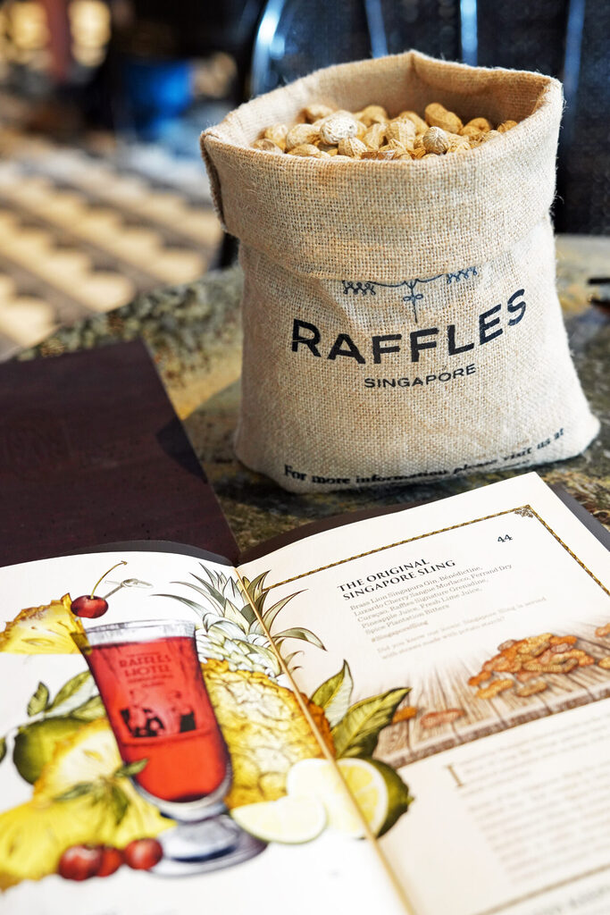 Im Raffles Hotel in Singapur wurde der legendäre Singapur Sling kreiert. Noch heute kann man ihn in der Long Bar geniessen. Als Beilage gibt es Erdnüsse.