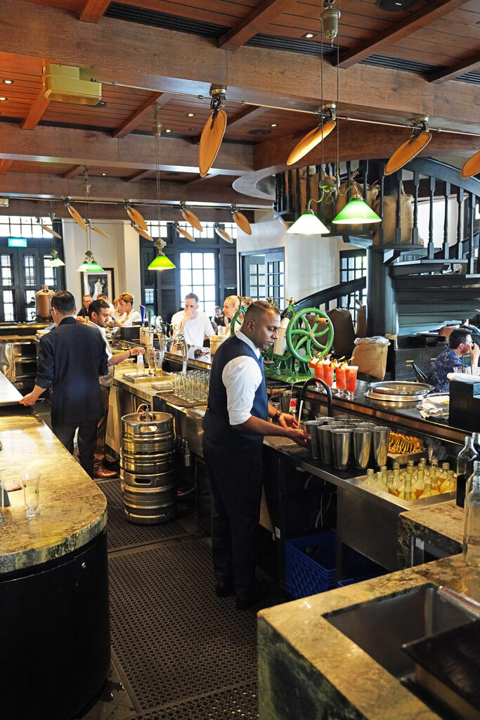 Die Long Bar im Raffles Hotel in Singapur