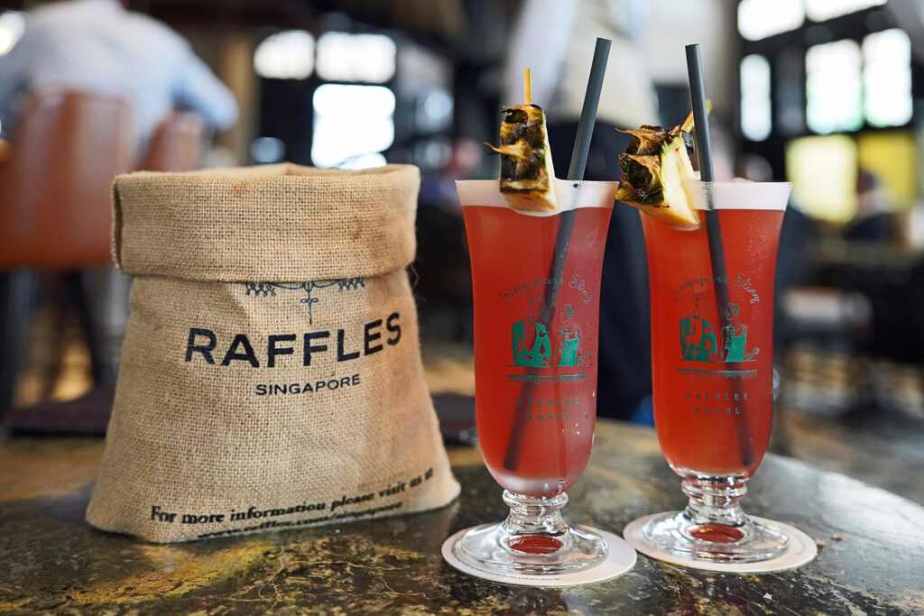 Im Raffles Hotel in Singapur wurde der legendäre Singapur Sling kreiert. Noch heute kann man ihn in der Long Bar geniessen.