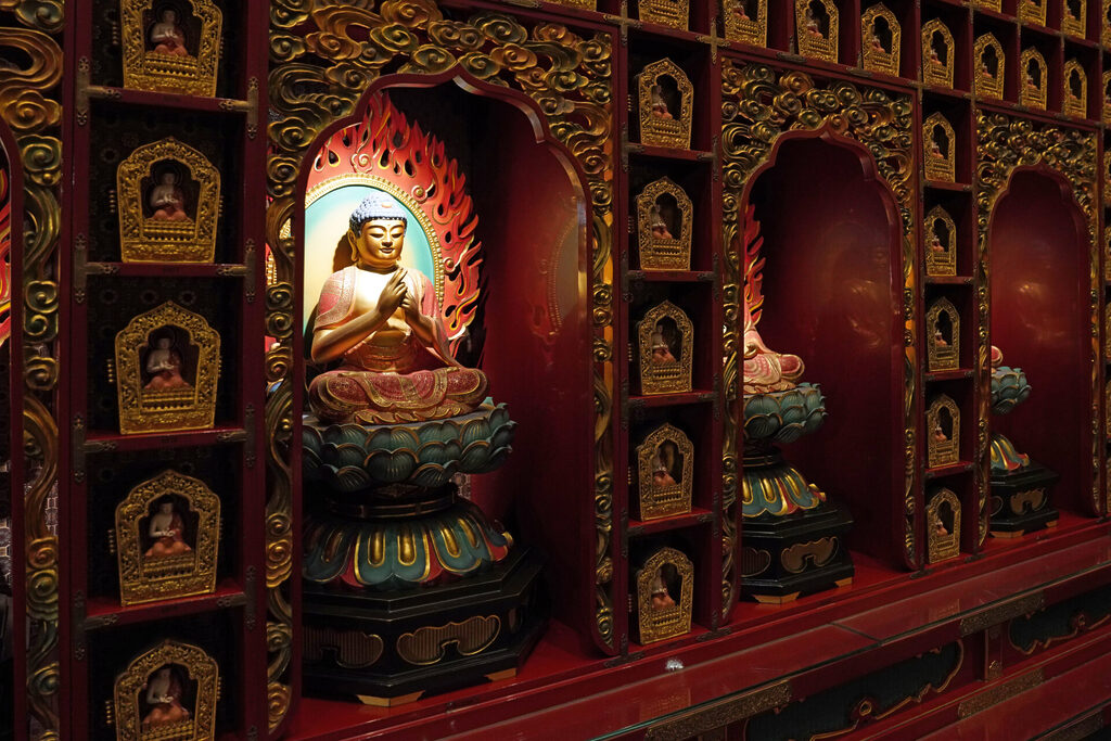 Der Buddha Tooth Relic Temple in Chinatown in Singapur ist ein sehr spiritueller Ort