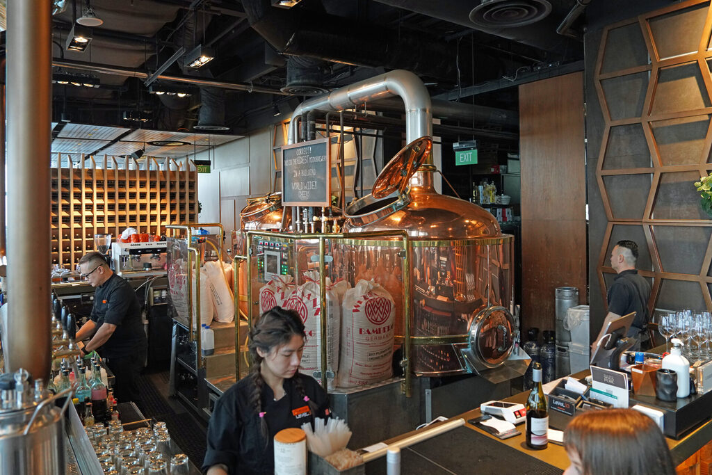 Die kleine, aber in einem Gebäude höchste gelegene Brauerei, befindet sich im Level 33 in Singapur