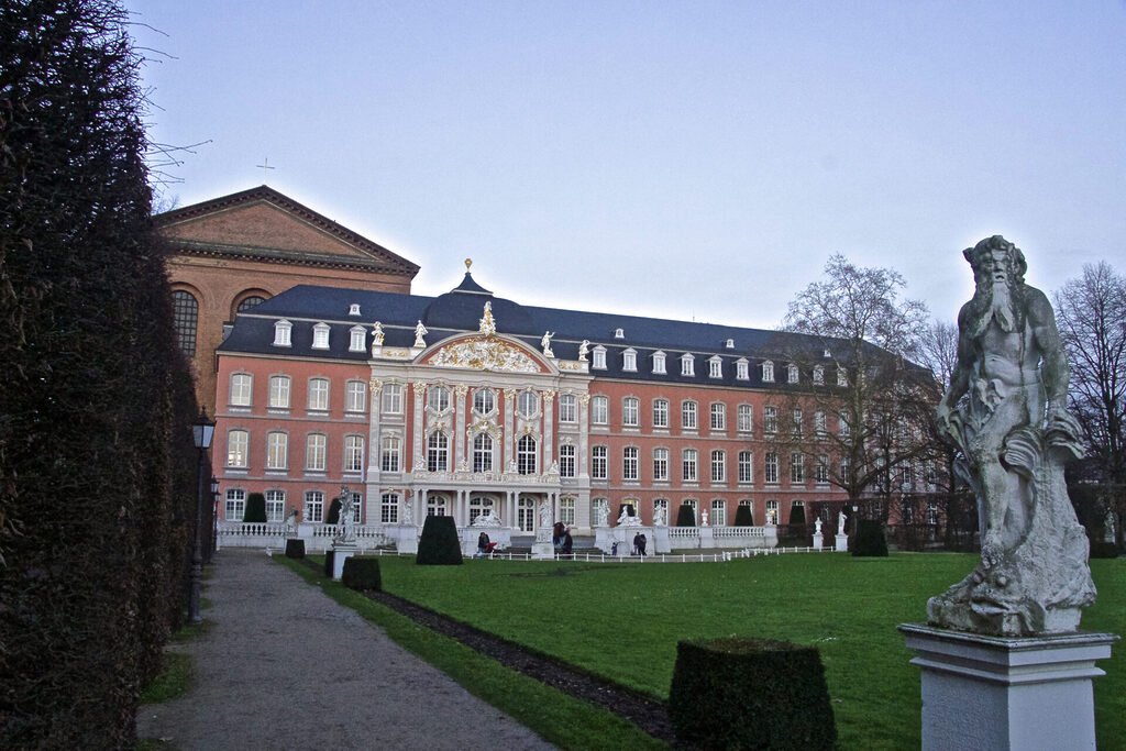 Das kurfürstliche Palais in Trier neben Konstantinbasilika