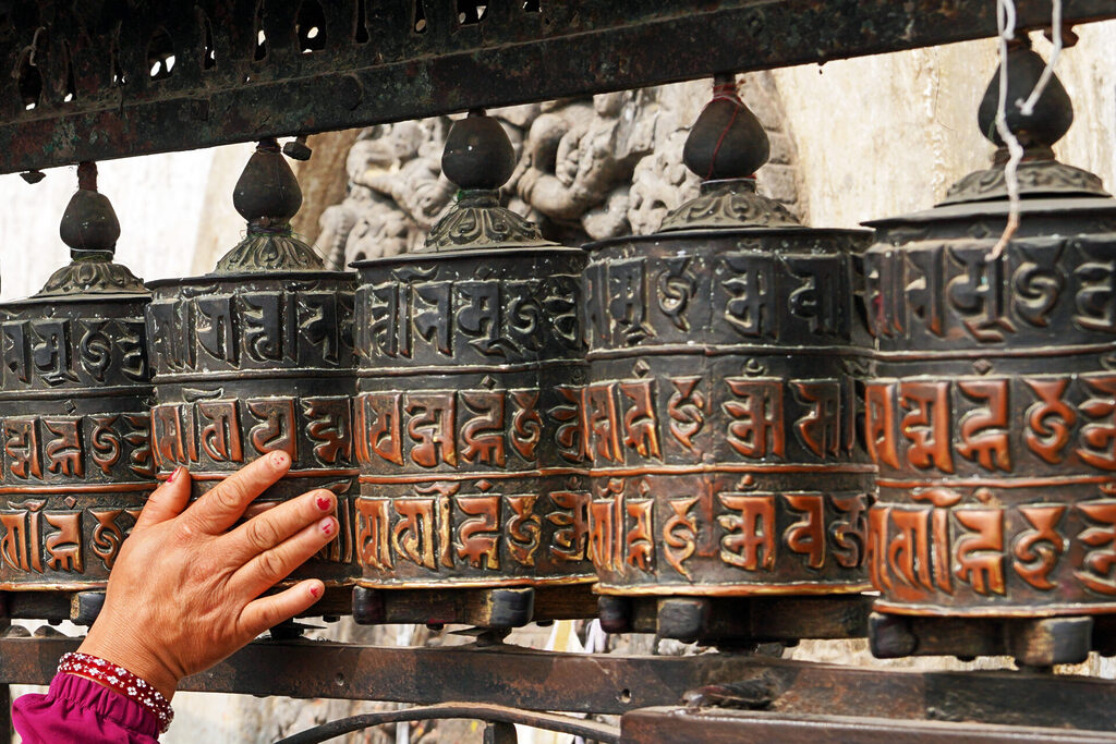 Gebetsmühlen beim Affentempel Swayambunath in Kathmandu in Nepal.