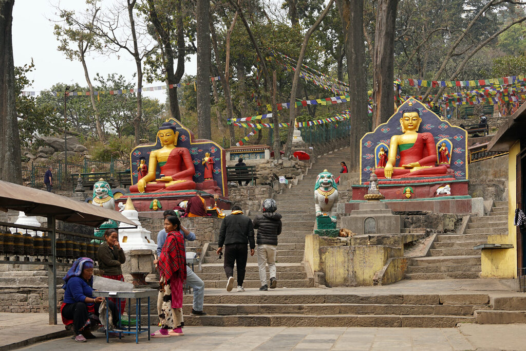 Der Weg mit der steilen Treppe zum Affentempel Swayambunath in Kathmandu in Nepal.