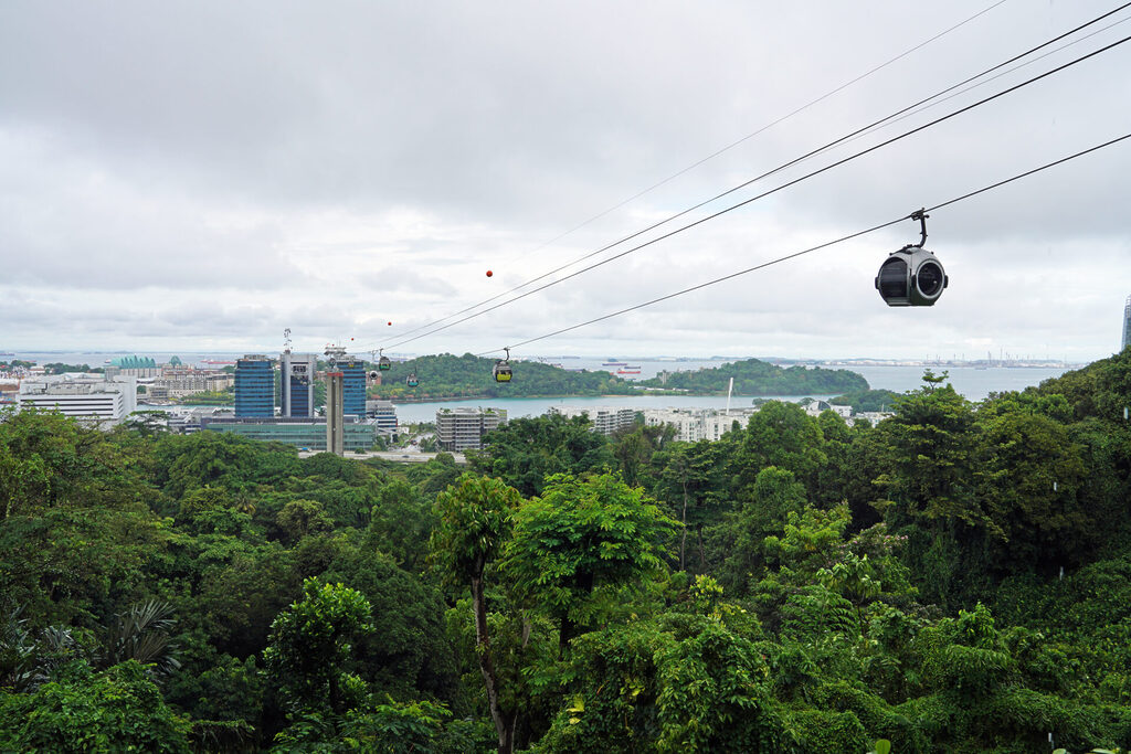 Fahrt mit der Cable Car nach Sentosa Island in Singapur