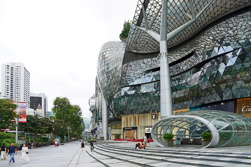 Die Orchard Road war früher ein Obstgarten und ist heute die Einkaufsstraße schlechthin in Singapur