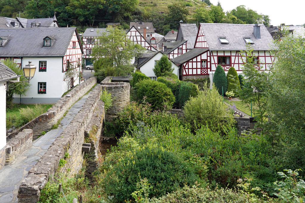 Monreal ist eine historische Stadt in der Eifel mit viel Fachwerk, fotografiert von Ralph Dresel