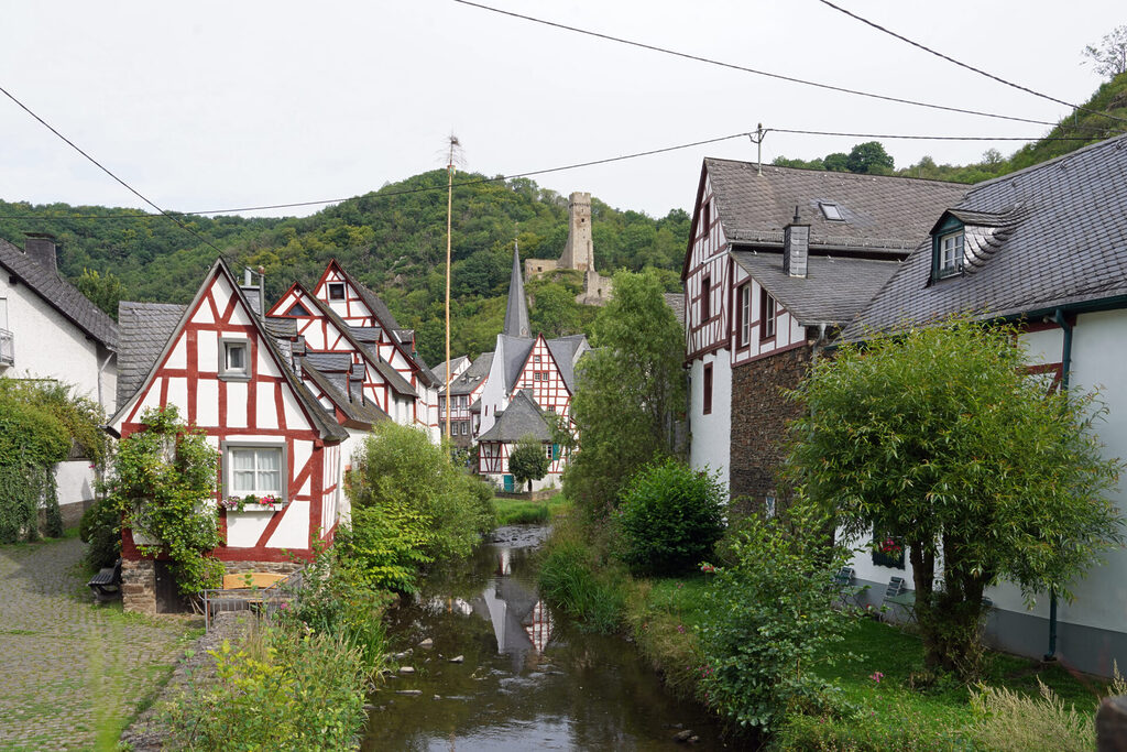 Monreal ist eine historische Stadt in der Eifel mit viel Fachwerk, fotografiert von Ralph Dresel