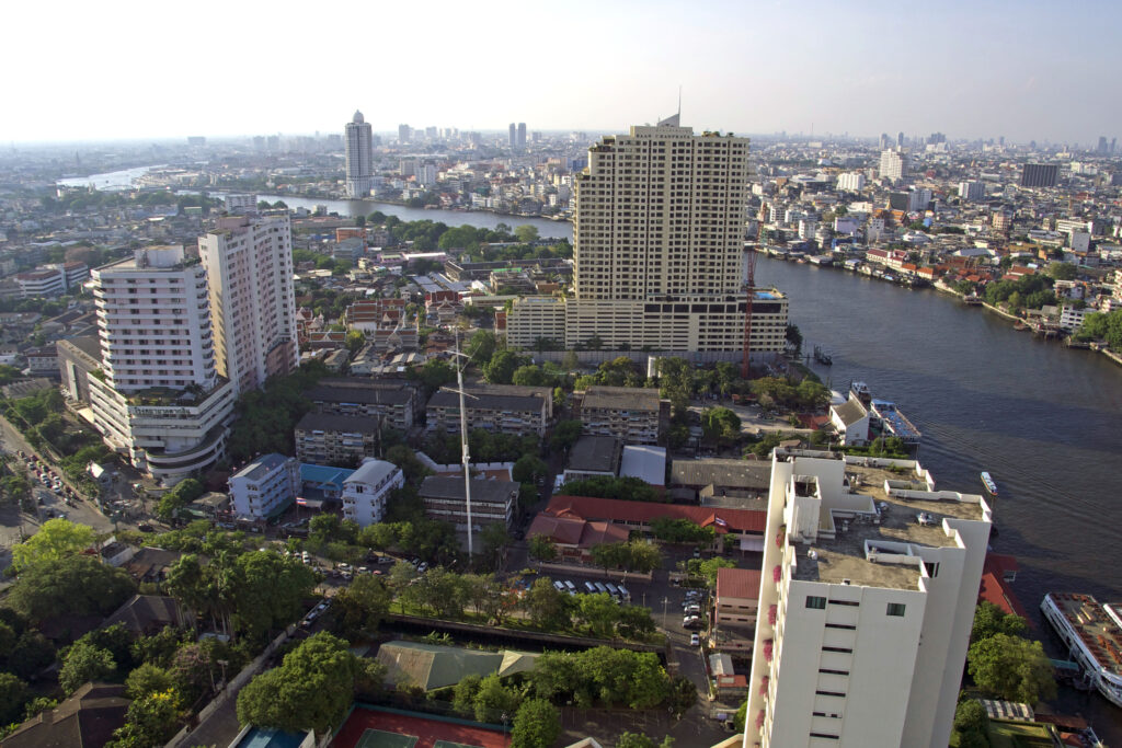 Das Three Sixty ist eine Rooftop Bar auf dem Millennium Hotel in Bangkok und bietet tolle Aussichten