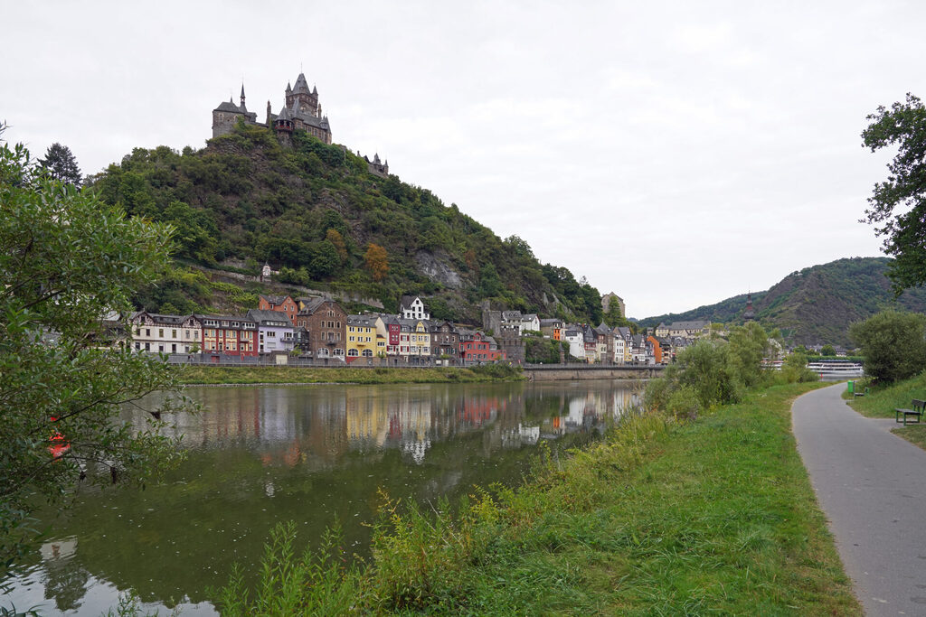 Die Moselpromenade mit Blick auf Cochem und Reichsburg