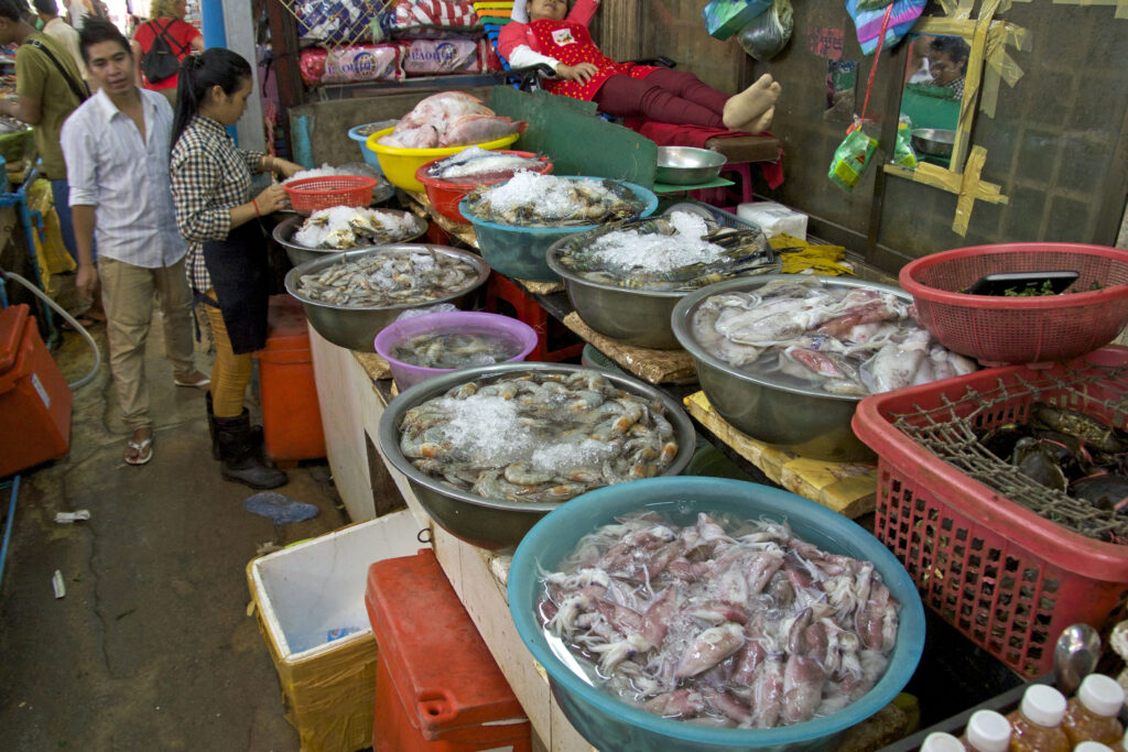 Der Nachtmarkt in Siem Reap in Kambodscha bietet auch kulinarische Highlights wie Skorpion, Frosch, Schlange und Durian.