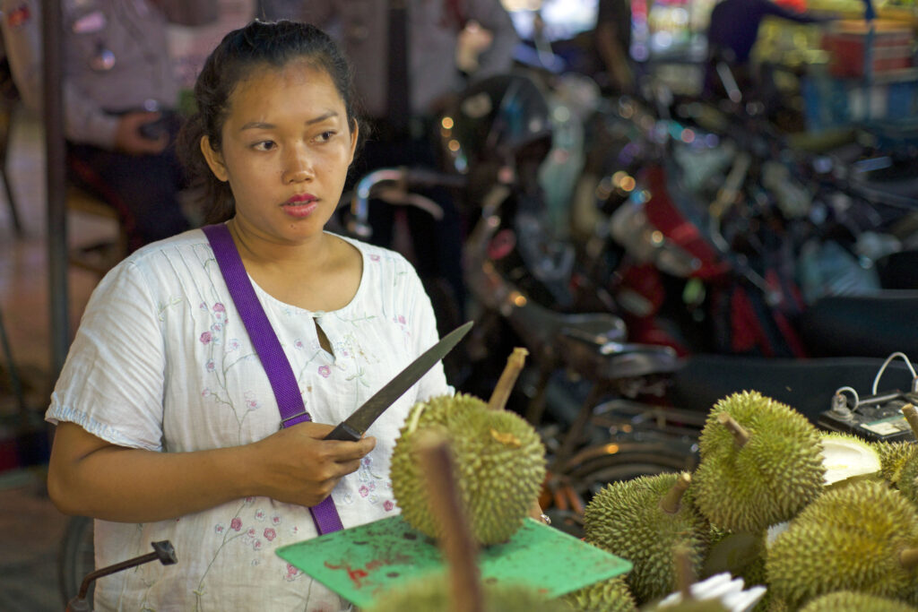 Der Nachtmarkt in Siem Reap in Kambodscha bietet auch kulinarische Highlights wie Skorpion, Frosch, Schlange und Durian.