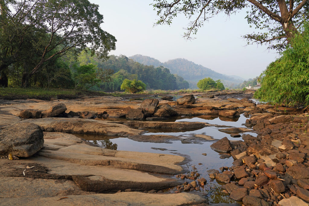 Die Felsen im Chalakudy-Fluss kann man nur während der Trockenzeit sehen, nicht aber während der Regenzeit in Kerala