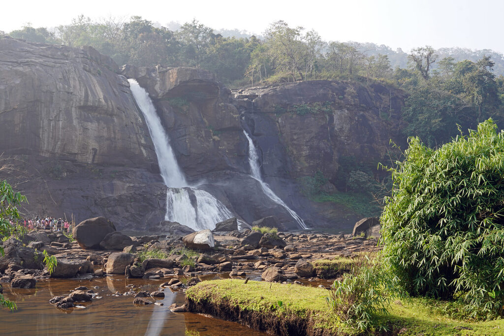 In der Trockenzeit sieht man beim Wasserfall von Athirapilly viel Fels, während in der Regenzeit gar kein Fels sondern nur noch Wasser sichtbar ist