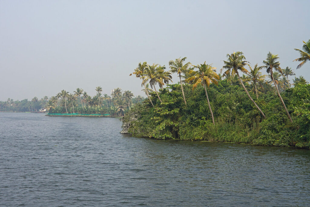 Der Lake Vembanad in Kerala ist ein Teil der Backwaters
