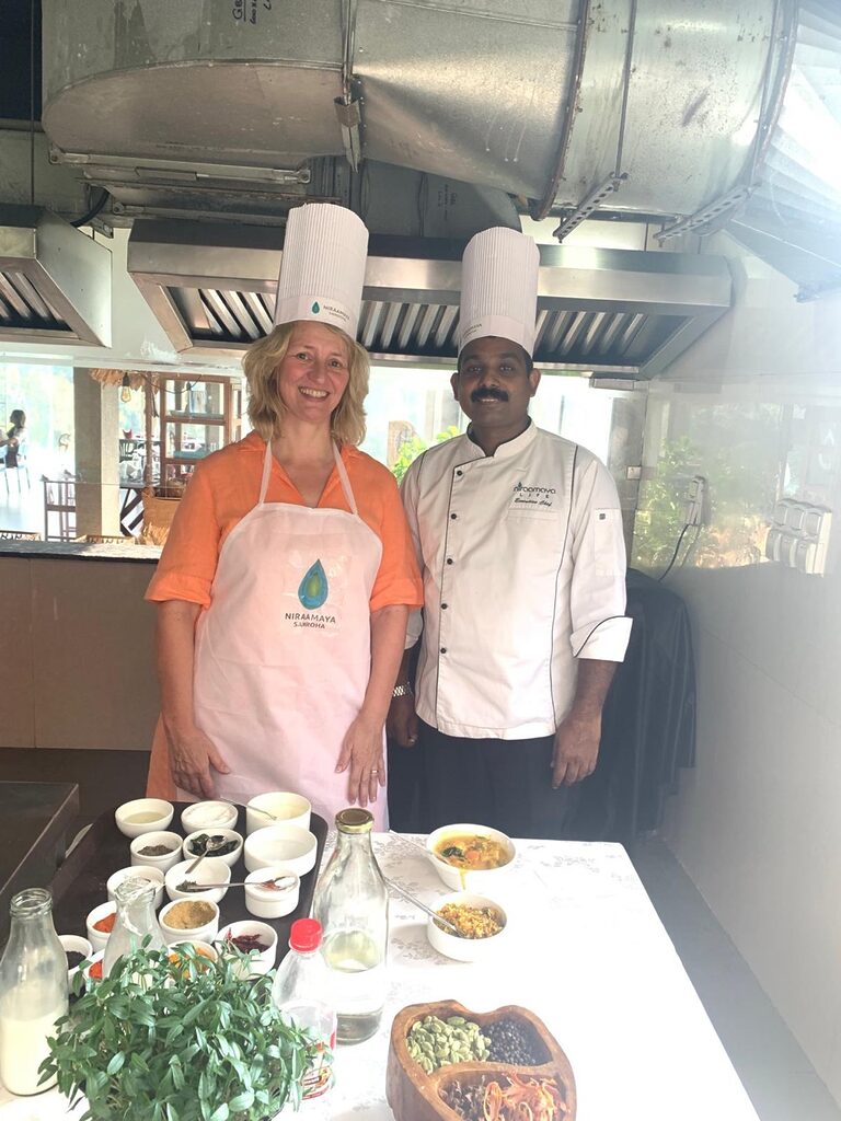 Dagmar beim Kochkurs im Niraamaya Samroha
